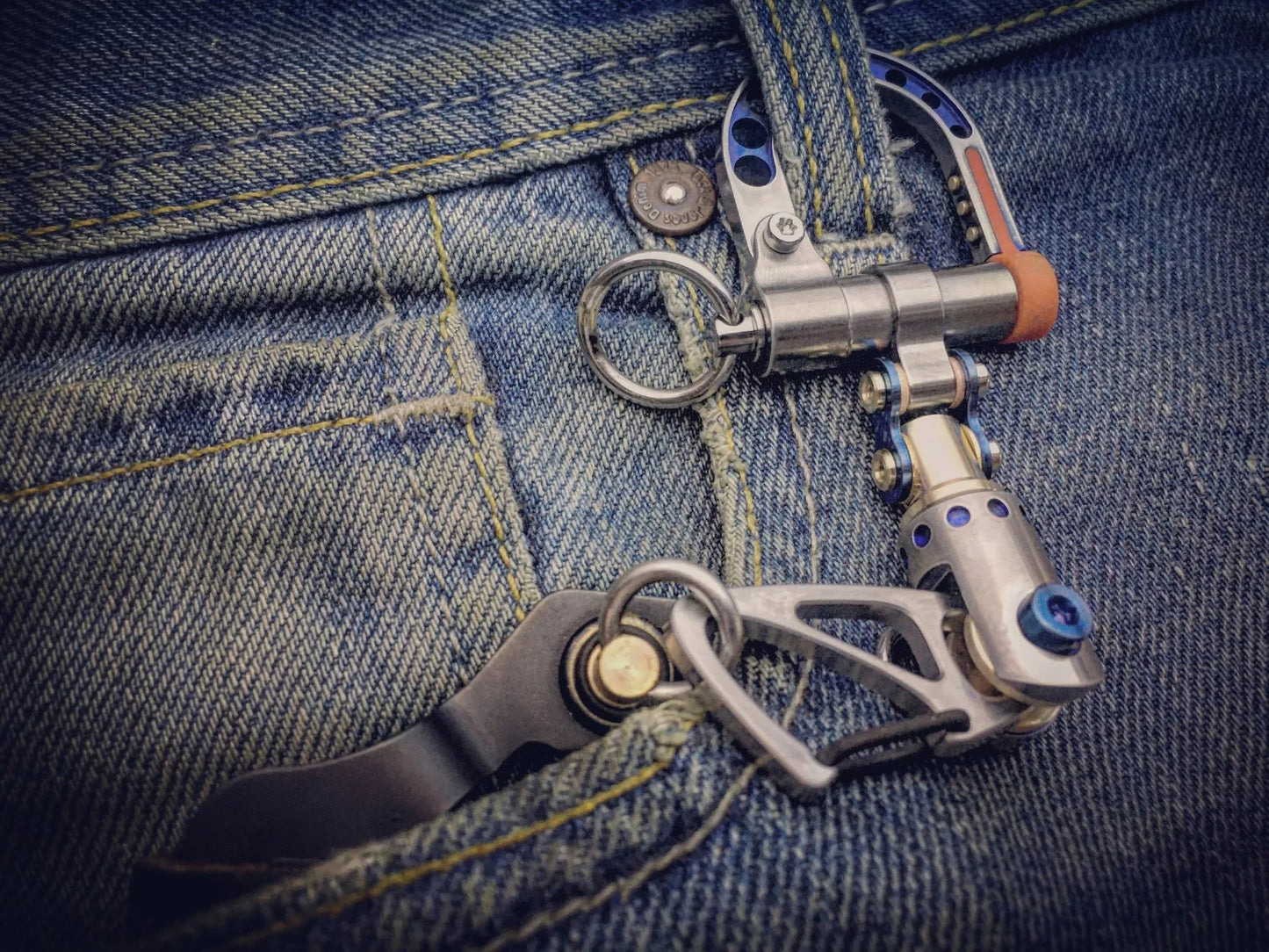 CiliferĀ®š„2025 EDC KEYCHAIN BI-CARABINER D01